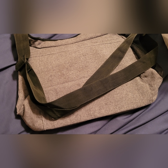 Austin House "large" crossbody - Picture 2 of 3